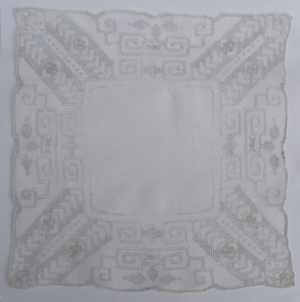 geborduurde Franse vintage zakdoek, something old voor de bruid