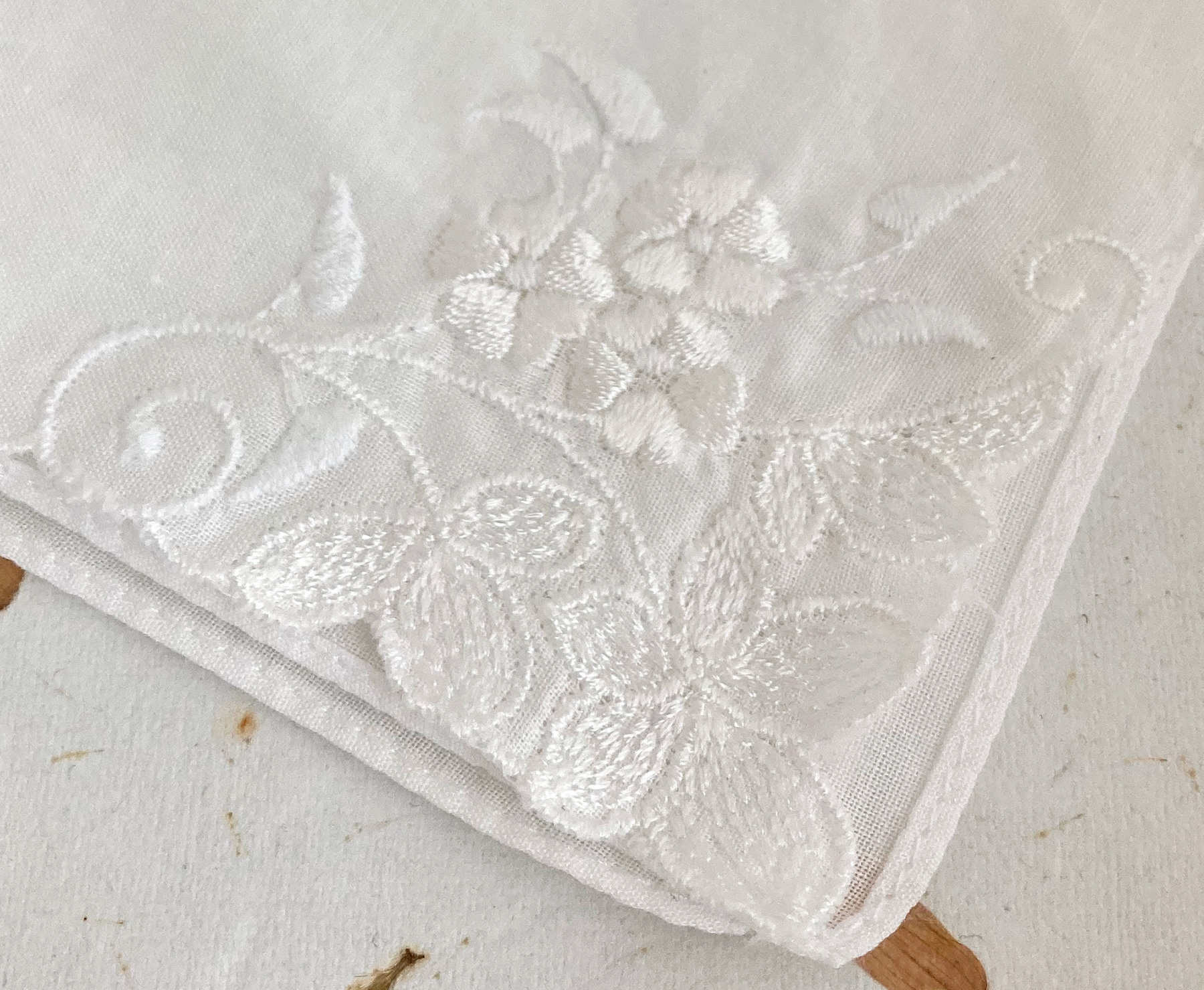 witte zakdoekje met geborduurde bloemen