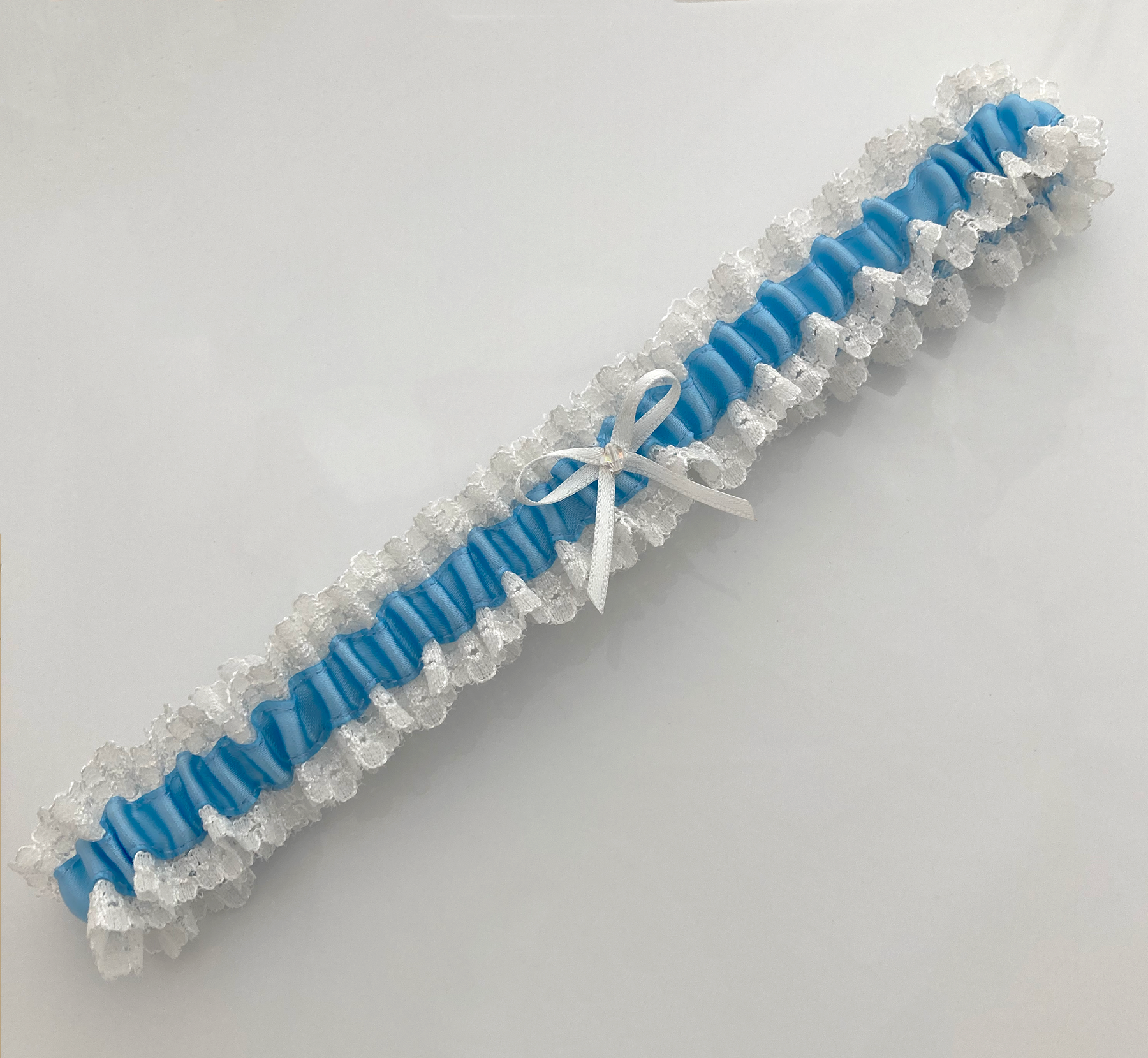ivoorwitte kousenband met blauw